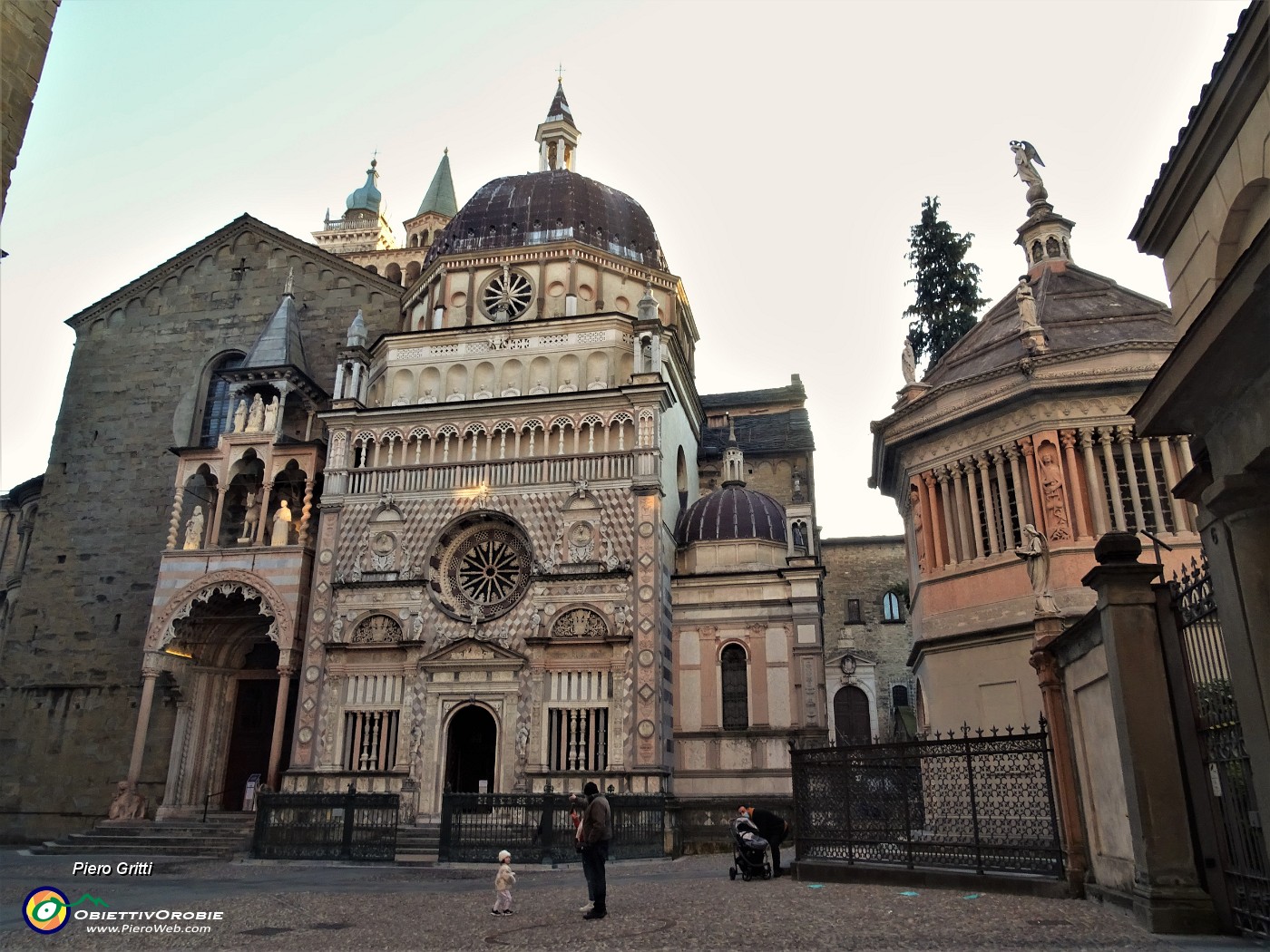 50 Facciata Cappella Colleoni tra Santa MariaMaggiore a sx e Battistero a dx.JPG